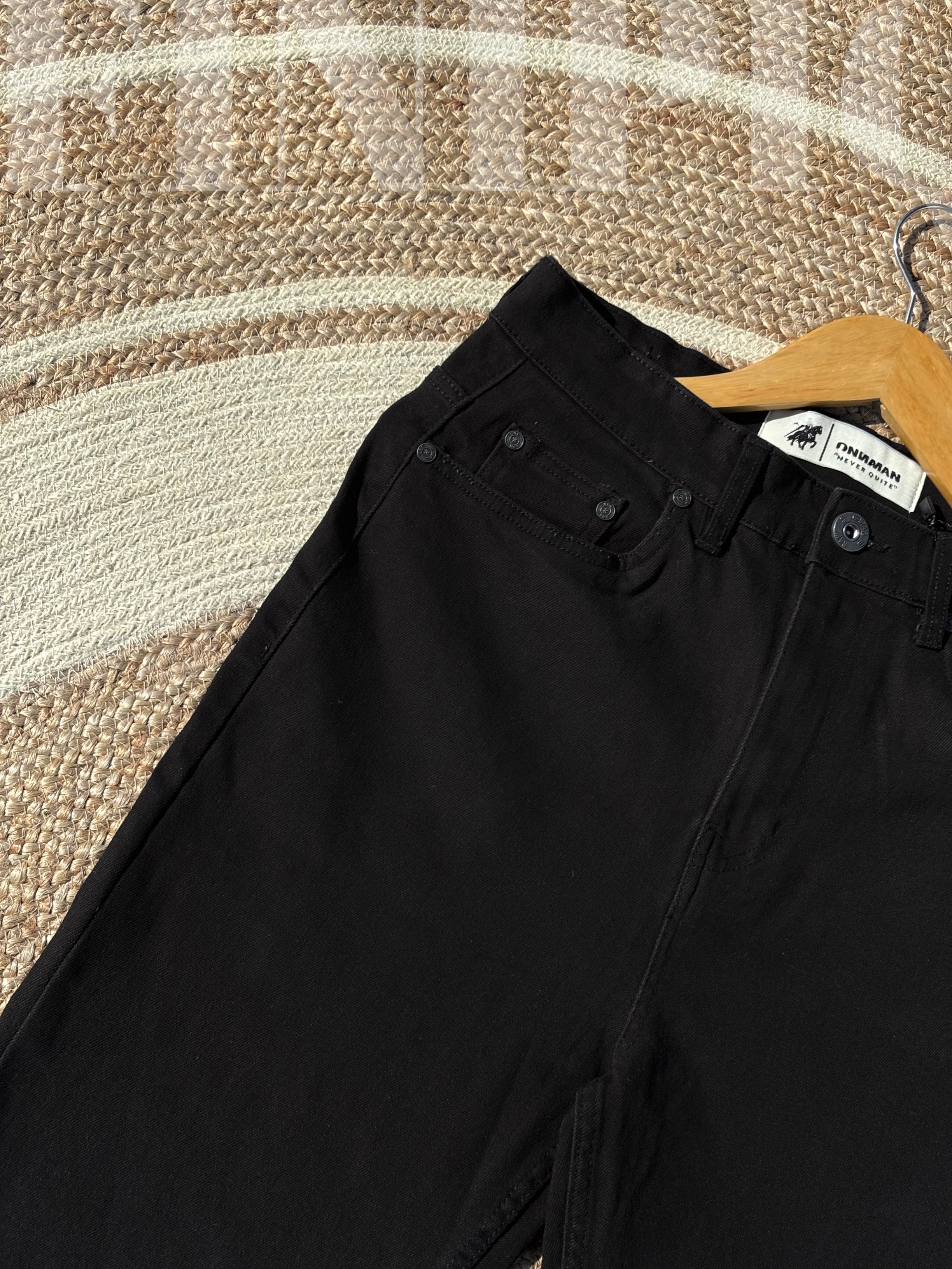 Timeless Finipiq Jet Black semi-baggy denim.🍃