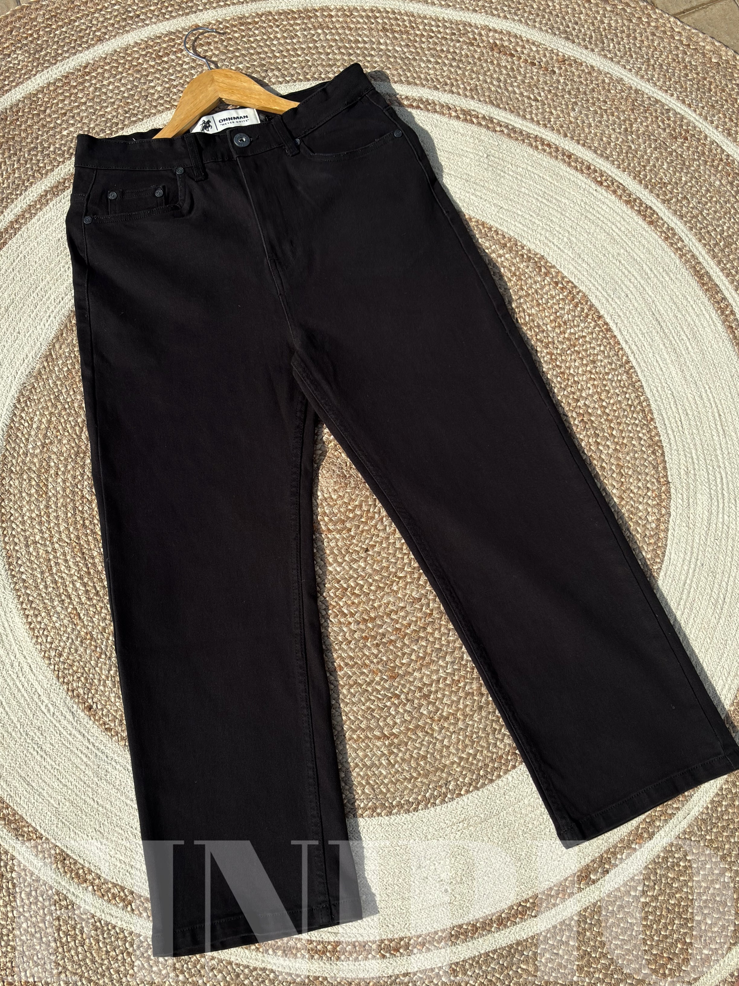 Timeless Finipiq Jet Black semi-baggy denim.🍃