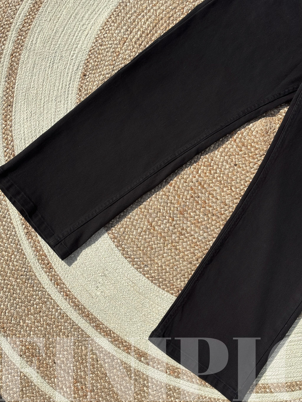 Timeless Finipiq Jet Black semi-baggy denim.🍃