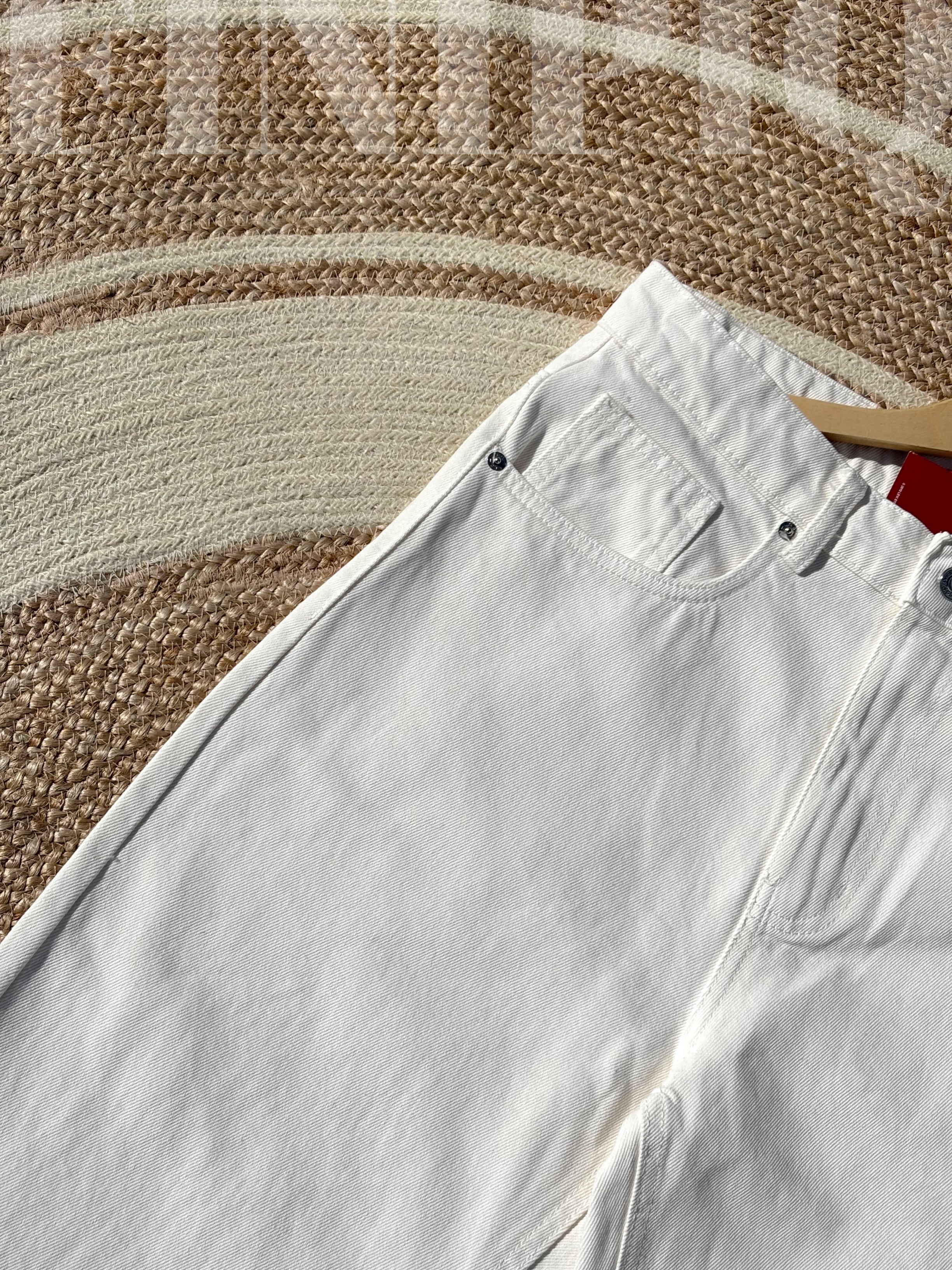 Timeless Finipiq Polar White semi-baggy denim.🍃
