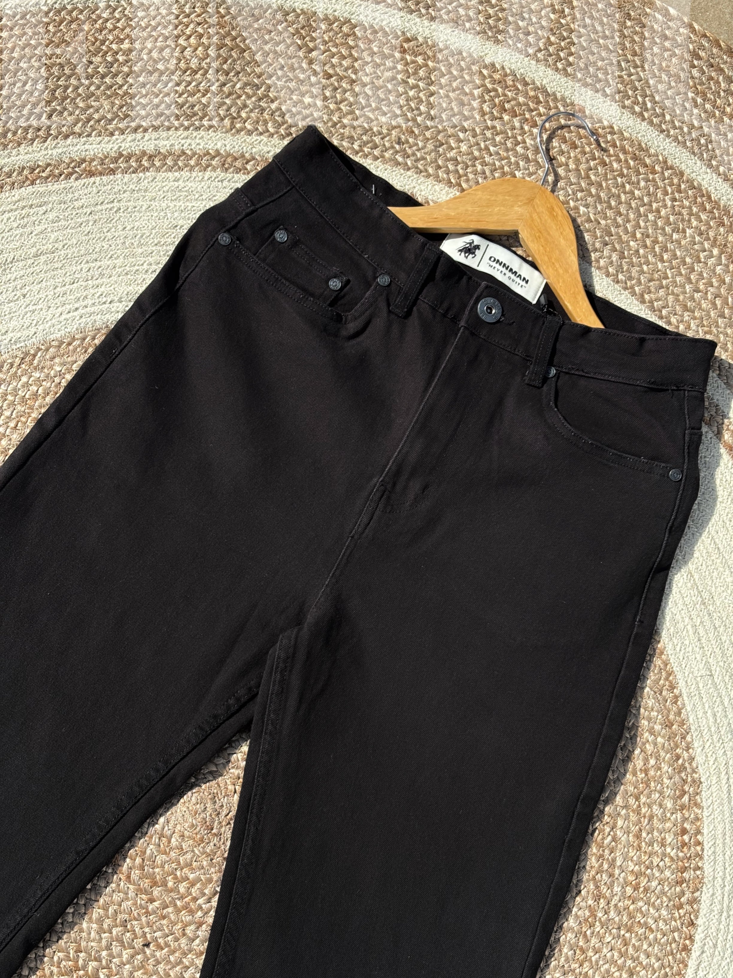 Timeless Finipiq Jet Black semi-baggy denim.🍃