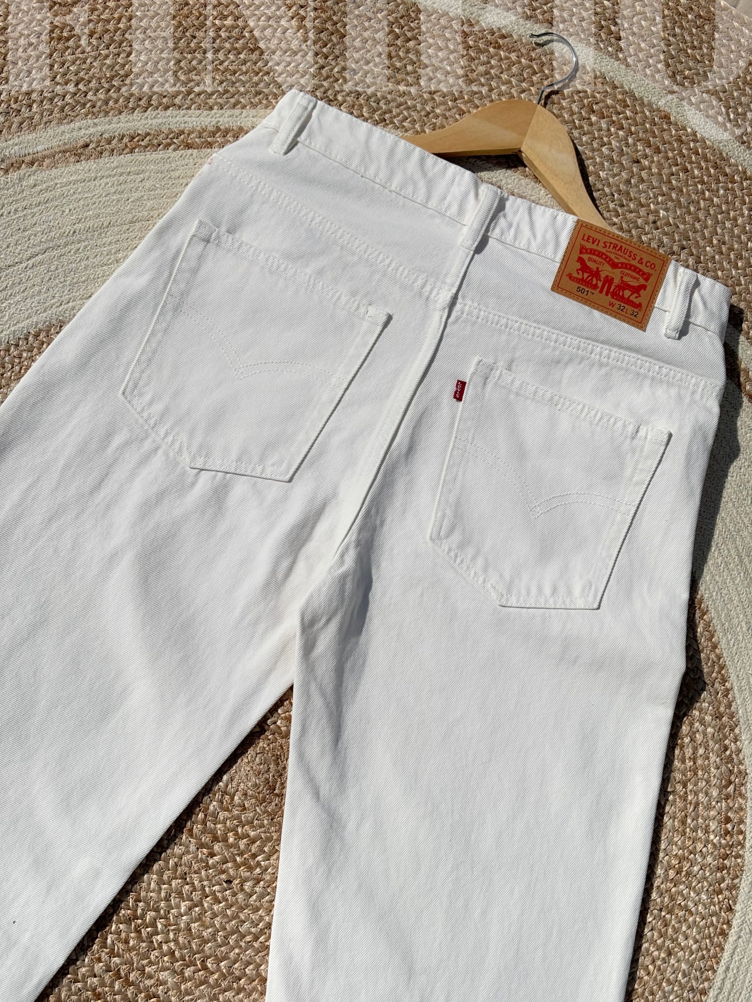 Timeless Finipiq Polar White semi-baggy denim.🍃