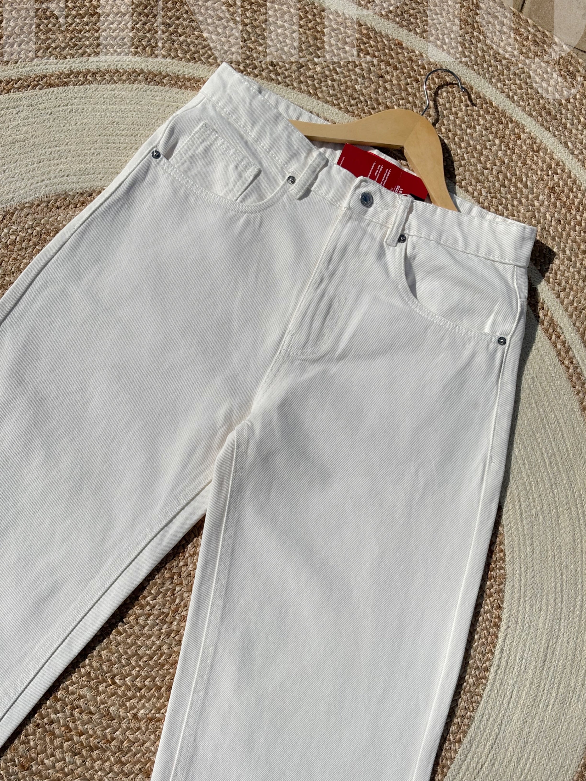 Timeless Finipiq Polar White semi-baggy denim.🍃